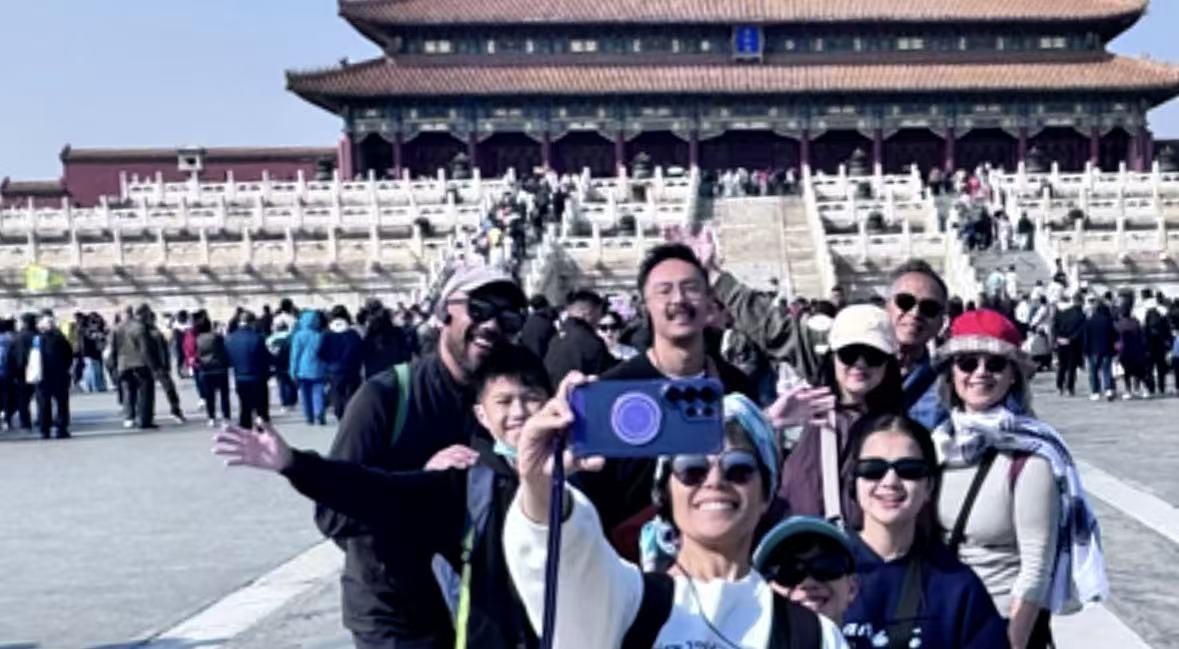 Group guests taking a palace selfie